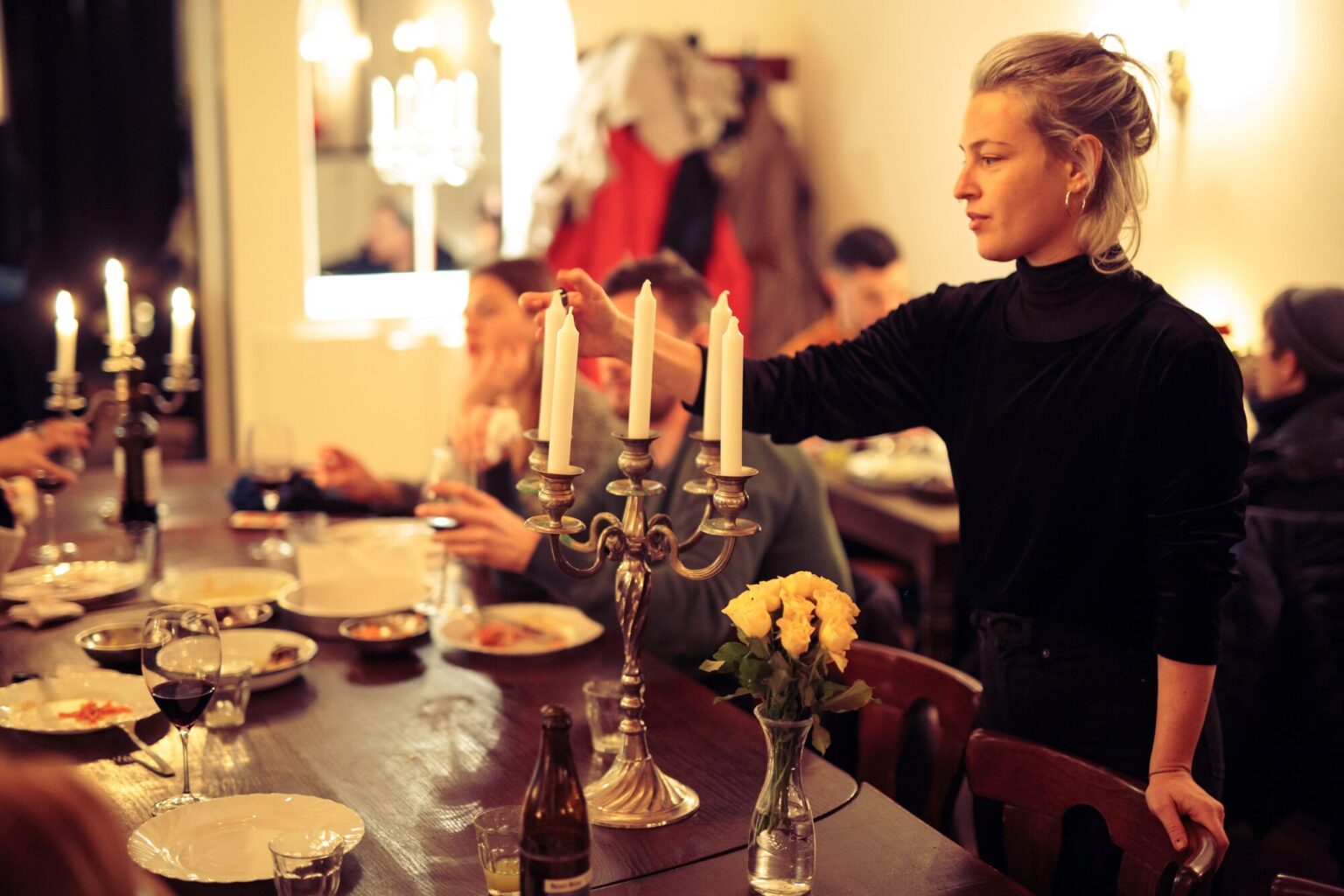 Gedeckte Tafel mit Kerzenleuchter bei einem privaten Abend im Bobbe